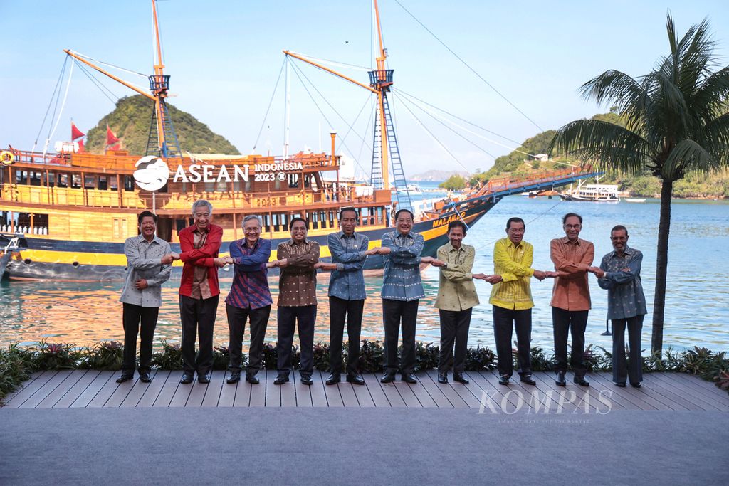 Para pemimpin ASEAN yang hadir dalam KTT Ke-42 ASEAN di Labuan Bajo, Kabupaten Manggarai Barat, Nusa Tenggara Timur, dengan mengenakan baju tenun bermotif mata manuk, motif khas Manggarai Barat. Mereka berpose di serambi Hotel Meruorah dengan latar belakang pinisi yang berlabuh di Teluk Labuan Bajo pada Kamis (11/5/2023). 