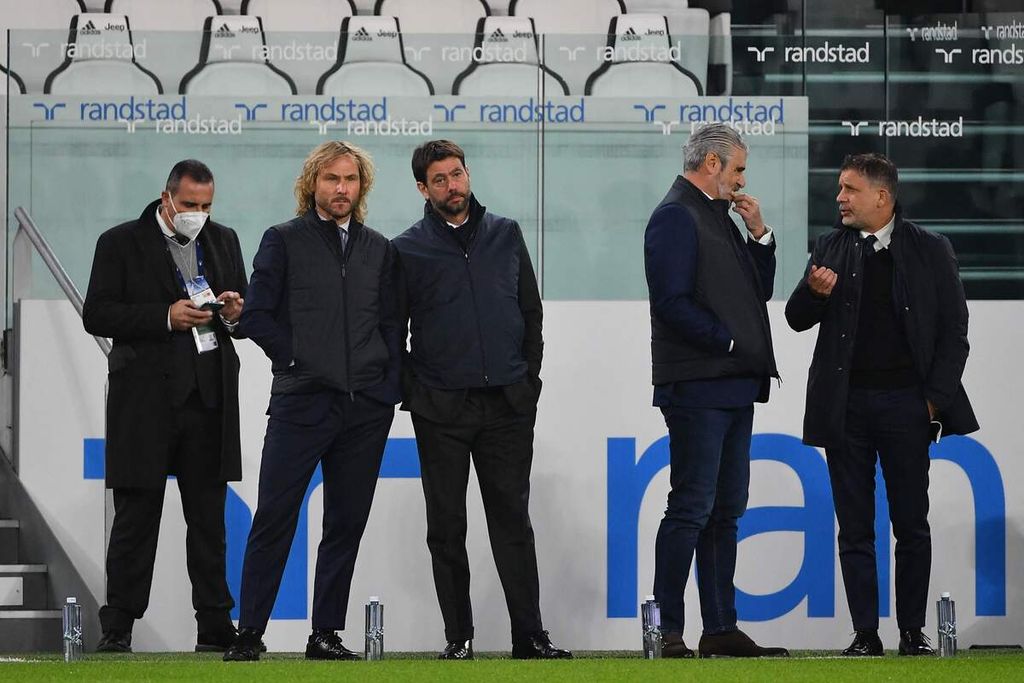 Sejumlah mantan pejabat Juventus, yaitu Wakil Presiden Juventus Pavel Nedved (kedua dari kiri) dan Presiden Juventus Andrea Agnelli (ketiga dari kiri), dalam arsip foto tanggal 6 November 2021. Juventus mendapat hukuman pengurangan 15 poin di Serie A Liga Italia dan larangan terlibat dalam sepak bola kepada 11 pejabat ataupun mantan pejabat mereka karena pemalsuan laporan keuangan. 