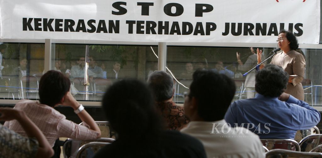 Nursyahbani Katjasungkana, anggota DPR dari Fraksi Kebangkitan Bangsa, memberikan ulasannya dalam refleksi Stop Kekerasan terhadap Jurnalis di Taman Ismail Marzuki, Jakarta, 24 Maret 2006. 