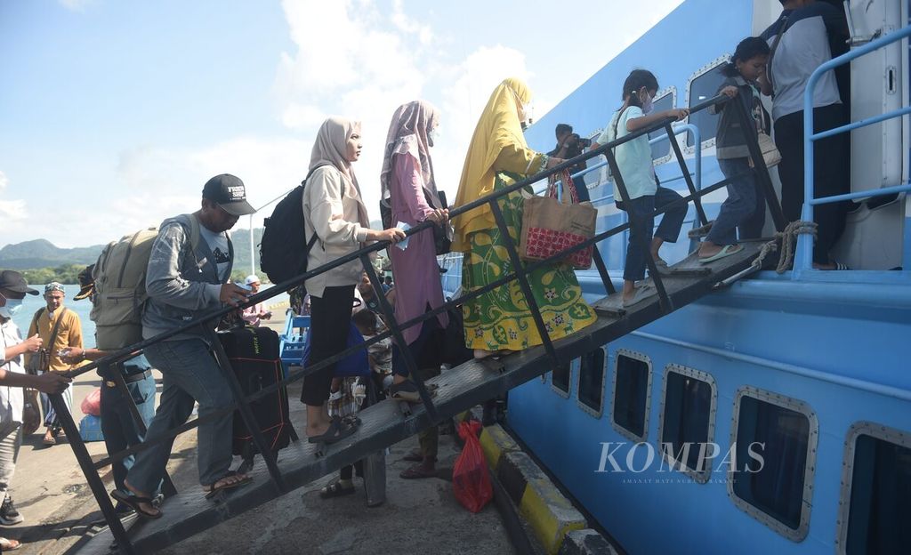 Calon penumpang menaiki Kapal Cepat Express Bahari di Pelabuhan Bawean, Pulau Bawean, Kabupaten Gresik, Rabu (27/3/2024). 