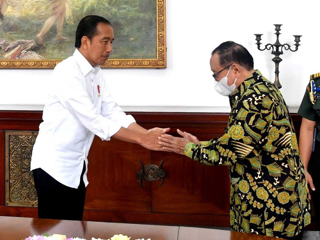 Presiden Joko Widodo menerima perwakilan KAHMI di Istana Kepresidenan Bogor, Jawa Barat, Jumat (30/9/2022). Salah satu yang hadir adalah Ketua Dewan Pembina KAHMI Akbar Tanjung (kanan).