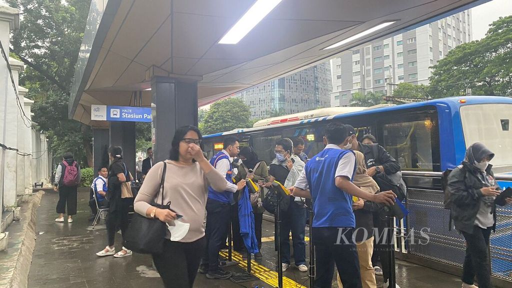 Passengers get off the Transjakarta Bus at Palmerah Bus Stop, Central Jakarta, Saturday (20/4/2024).