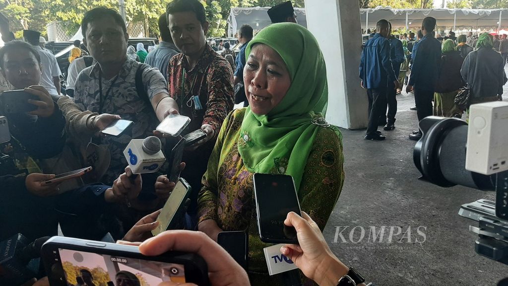 Ketua Umum Pimpinan Pusat Muslimat Nahdlatul Ulama  Khofifah Indar Parawansa saat memberikan keterangan pers seusai Peringatan Hari Lahir Ke-78 Muslimat Nahdlatul Ulama di Gelora Bung Karno, Jakarta, Sabtu (20/1/2024).