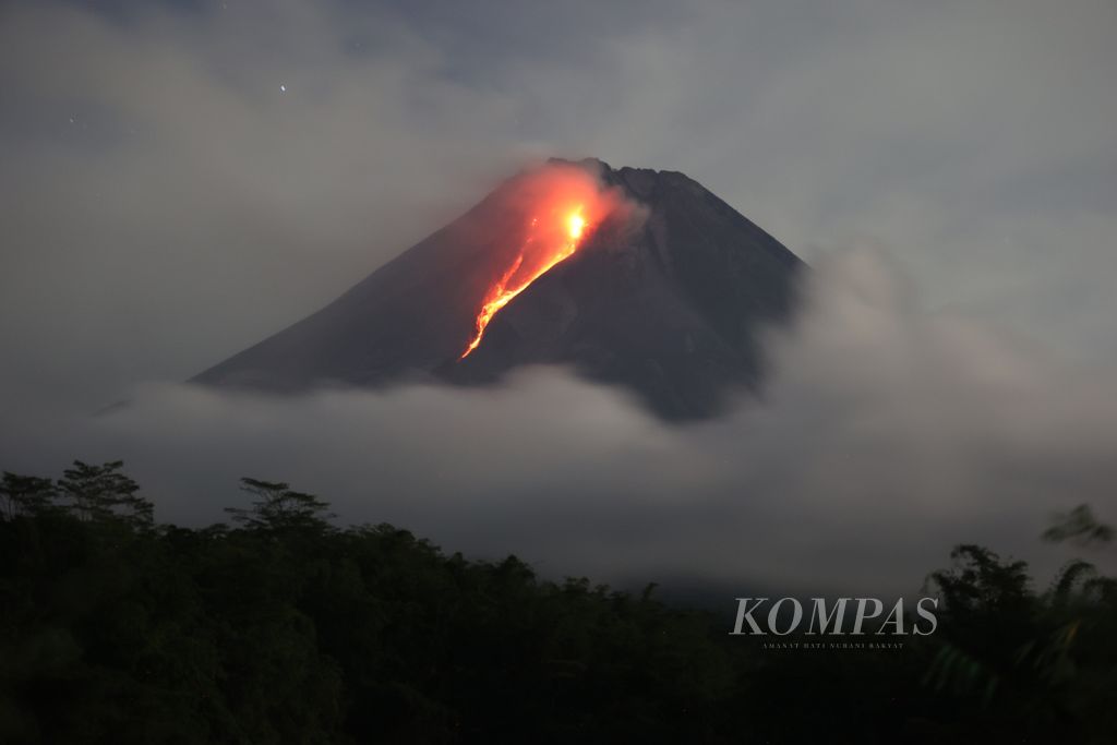 Awan panas guguran Gunung Merapi terlihat dari Desa Wonokerto, Kabupaten Sleman, DIY, Minggu (12/3/2023). 
