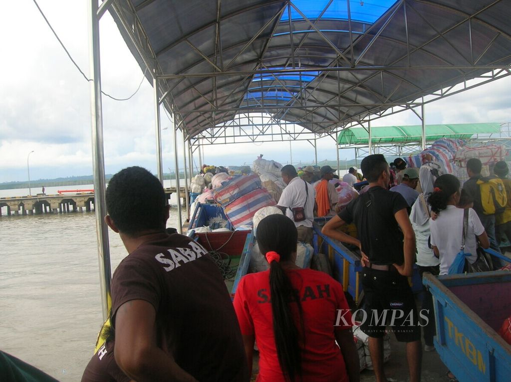 Pelabuhan Tunon Taka di Nunukan menjadi tempat pelabuhan kepergian dan kepulangan pekerja migran asal Nusa Tenggara Timur dari dan ke Malaysia.