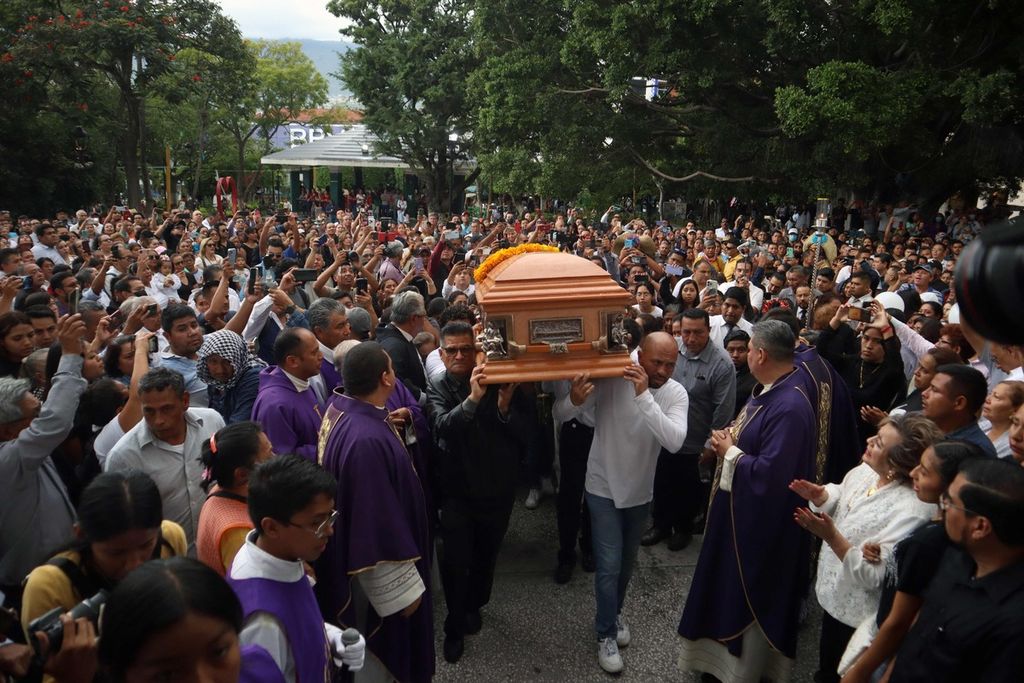 Warga melepas jenazah Wali Kota Chilpancingo Alejandro Arcos dalam upacara pemakaman di Chilpancingo, Negara Bagian Guerrero, Meksiko, Senin (7/10/2024). 