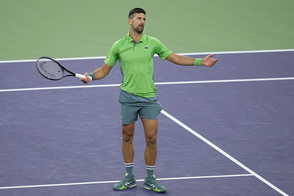 Reaksi kecewa Novak Djokovic setelah kehilangan poin saat lawan Luca Nardi pada babak ketiga turnamen ATP Masters 1000 Indian Wells, Senin (12/3/2024) siang waktu Indonesia. Djokovic secara mengejutkan kalah 4-6, 6-3, 3-6 dari Nardi.