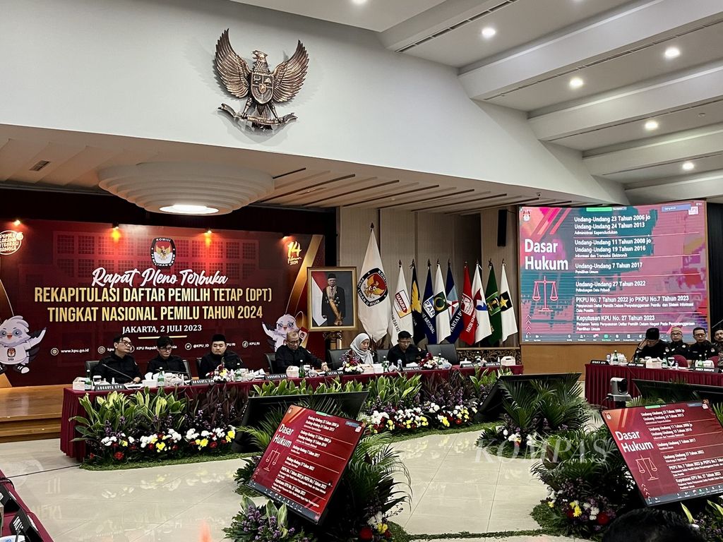 Pimpinan Komisi Pemilihan Umum memimpin Rapat Pleno Terbuka Rekapitulasi Daftar Pemilih Tetap (DPT) Tingkat Nasional Pemilu Tahun 2024 di Kantor Komisi Pemilihan Umum (KPU), Jakarta, Minggu (2/7/2023).