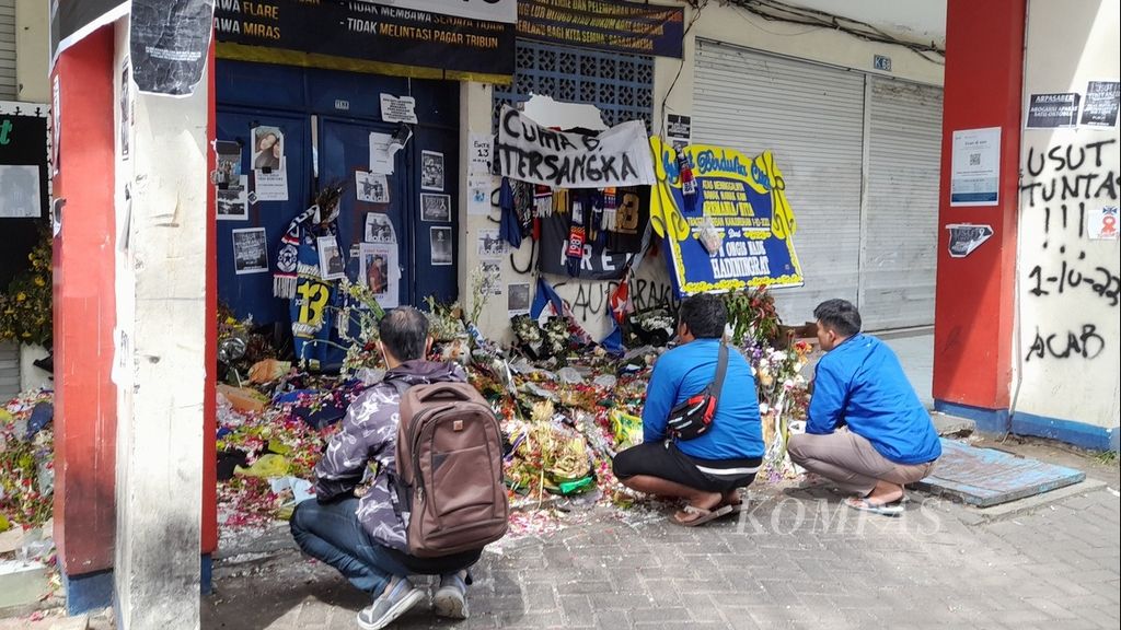 Sepuluh hari berlalu, warga, teman, dan kerabat korban masih terus berdatangan untuk memanjatkan doa di depan hamparan bunga tabur yang menumpuk di depan Pintu 13 Stadion Kanjuruhan, Malang, Jawa Timur, Selasa (11/10/2022).