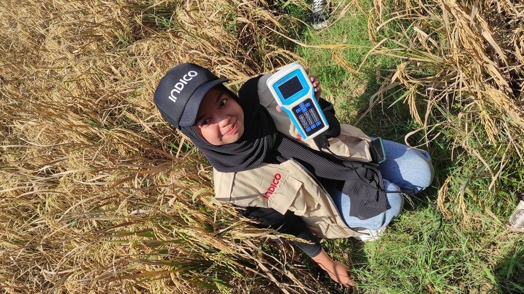Petugas Indico, anak perusahaan Telkomsel, memperkenalkan IoT sensor pendeteksi kondisi tanah yang dipakai Gapoktan Tani Makmur Kecamatan Selorejo, Senin (26/6/2023), di Desa Pule, Kecamatan Selorejo, Wonogiri.