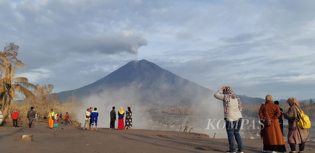 Gunung Semeru dan aliran lahar Besuk Kobokan yang masih mengepulkan asap panas, Kamis (12/9/2021). Banyak pengunjung berfoto dan mengabadikan momen di tepi Besuk Kobokan tersebut.