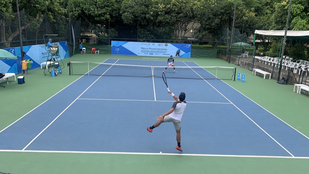 Pertandingan antara petenis Indonesia, M Rifqi Fitriadi (bawah), menghadapi wakil India, Karan Singh, pada babak 16 besar pekan kedua turnamen Medco Power Tennis Champinships M15 2023 di lapangan tenis Hotel Sultan, Kamis (26/1/2023). Rifqi menang, 6-2, 6-4.