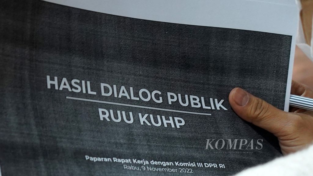Lembar fotokopian Hasil Sosialisasi RKUHP yang dibagikan Kementerian Hukum dan HAM kepada anggota komisi III untuk dibahas dalam rapat kerja dengan Komisi III DPR di Ruang Rapat Komisi III DPR, Jakarta, Rabu (9/11/2022). 