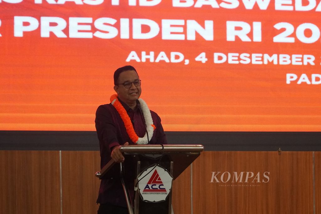 Bakal calon presiden yang diusung Partai Nasdem, Anies Baswedan, berpidato saat menghadiri deklarasi Relawan Perubahan di Kota Padang, Sumatera Barat, Minggu (4/12/2022). 