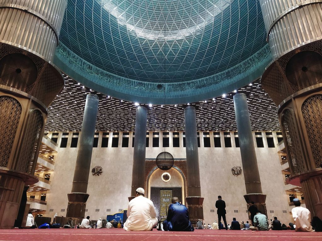 Di bulan Ramadhan, warga dari sejumlah daerah mendatangi Masjid Istiqlal, Jakarta, Senin (25/4/2022) dini hari. Salah satu kegiatan yang dilakukan umat yaitu iktikaf untuk mendekati diri kepada Allah.