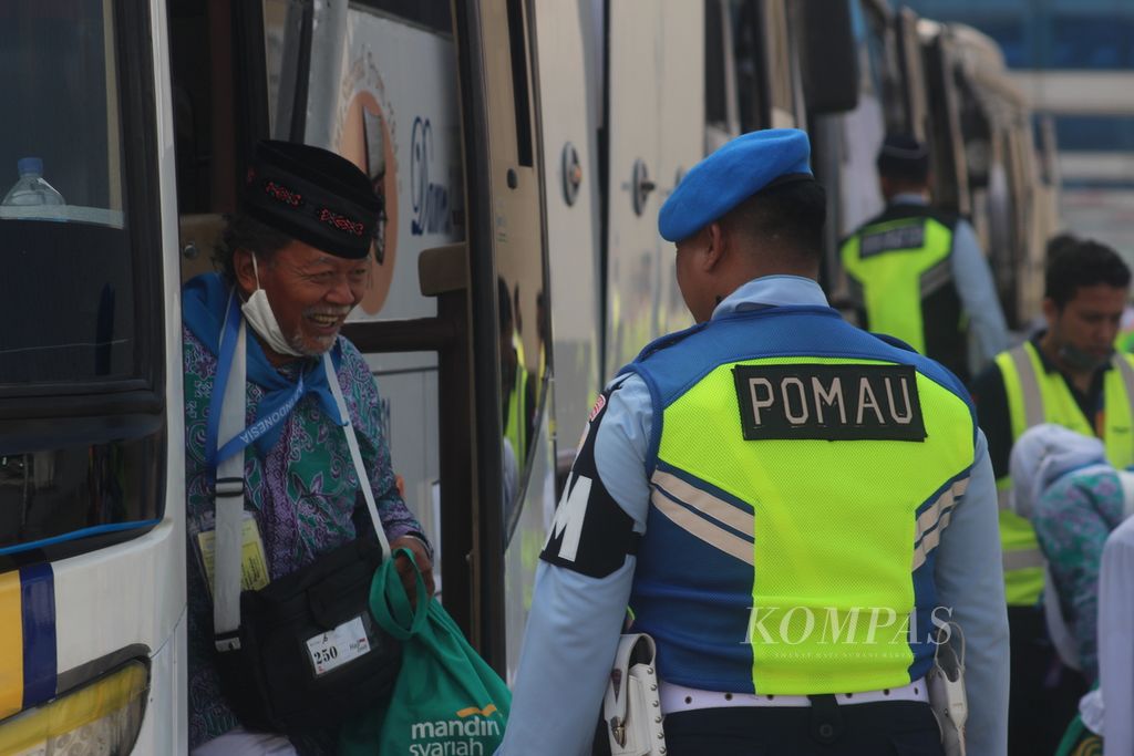 Seorang calon jemaah haji kloter pertama asal Kabupaten Ogan Komering Ulu Timur, Sumatera Selatan, menuruni bus yang mengantarkannya ke pesawat di Bandara Sultan Mahmud Badaruddin II Palembang, Sabtu (27/5/2023). 