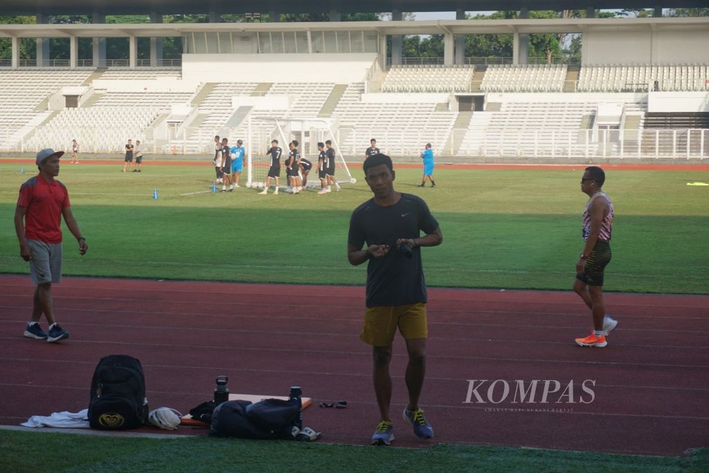 Pelari cepat Indonesia, Lalu Muhammad Zohri, selesai melakukan pemanasan di Stadion Madya, kompleks Gelora Bung Karno, Senayan, Jakarta, Rabu (10/7/2024). Di lapangan rumput, klub sepak bola Malut United sedang berlatih.