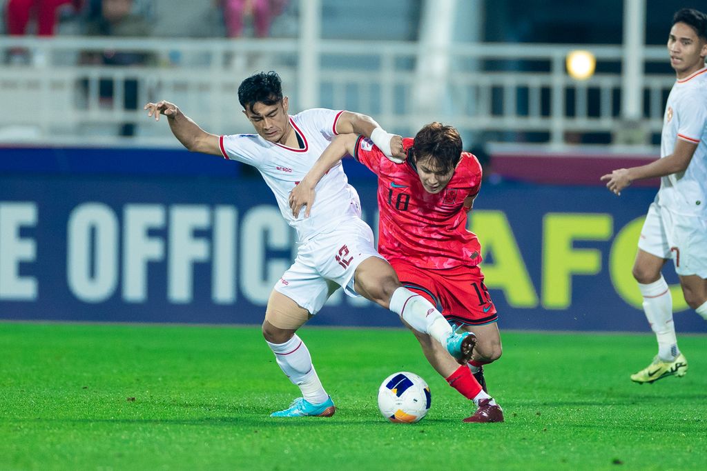 Pemain Indonesia Pratama Arhan (kiri) berebut bola dengan pemain Korea Selatan Kang Seongjin pada pertandingan perempat final Piala Asia U-23 2024 di Stadion Abdullah bin Khalifa, Doha, Qatar, Jumat (26/4/2024) dini hari WIB. 