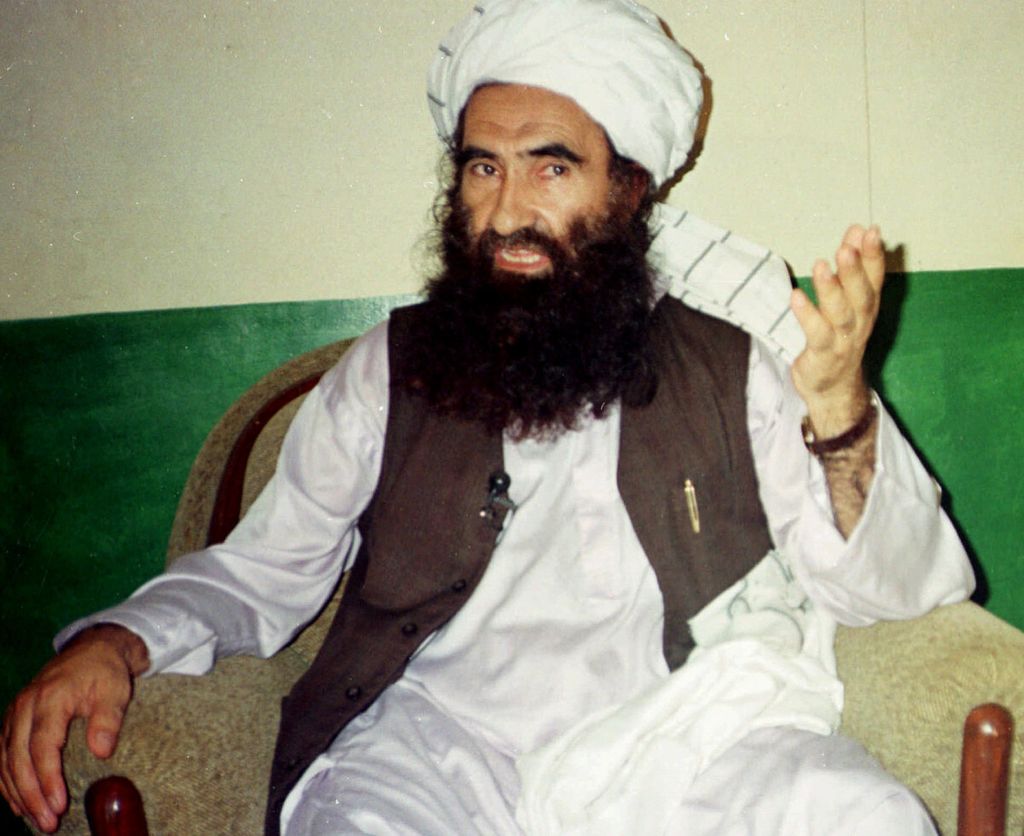 Jalaluddin Haqqani, pimpinan salah satu faksi di Taliban, kala masih sehat dan menjadi pejabat Afghanistan pada 1998. Taliban mengumumkan Haqqani meninggal pada Selasa (4/9/2018) karena sakit yang sudah bertahun-tahun menderanya. Mantan mata-mata AS yang belakangan jadi musuh AS itu memimpin salah satu faksi paling brutal di Taliban