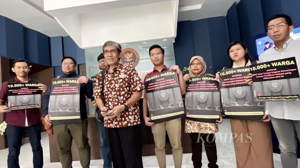 Sejumlah anggota Koalisi Masyarakat Sipil Kawal Pemilu Bersih menyerahkan petisi oleh lebih dari 10.000 orang yang mendukung DKPP mengusut tuntas dugaan kecurangan pemilu di Kantor DKPP, Jakarta, Selasa (28/2/2023).