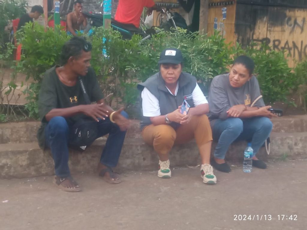 Ketua Bawaslu Kabupaten Flores Timur Ernesta Katana (tengah) mendengar laporan masyarakat seputar pengawasan pemilu di daerah itu pada Januari 2024. 