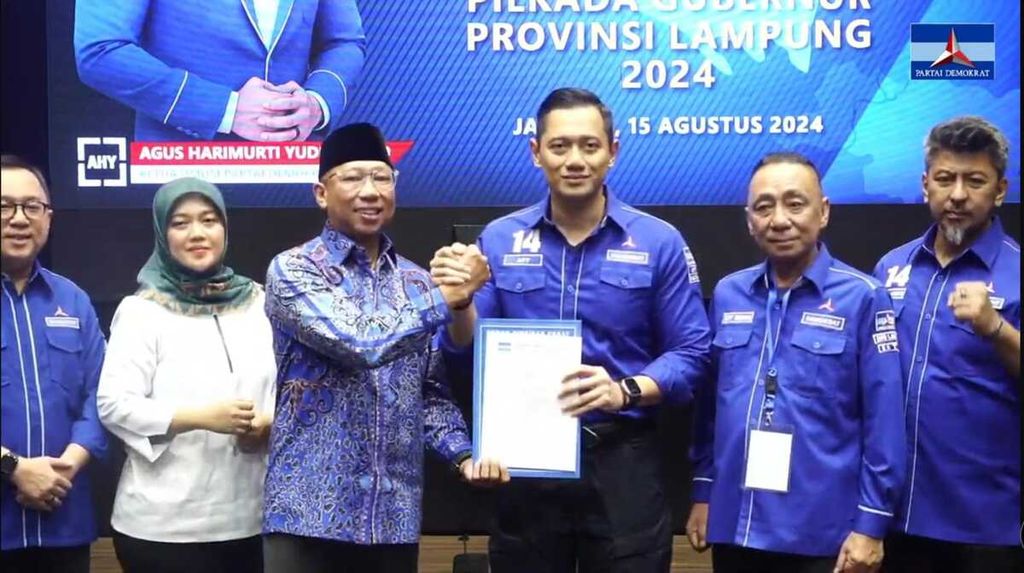 Ketua Umum Partai Demokrat Agus Harimurti Yudhoyono menyerahkan rekomendasi kepada Rahmat Mirzani Djauzal untuk maju dalam kontestasi Pemilihan Kepala Daerah Lampung tahun 2024 di Kantor DPP Partai Demokrat, Jakarta, Kamis (15/8/2024) malam. Partai tersebut pun mengajukan nama Jihan Nurlela sebagai calon wakil gubernur Lampung mendampingi Rahmat Mirzani. 