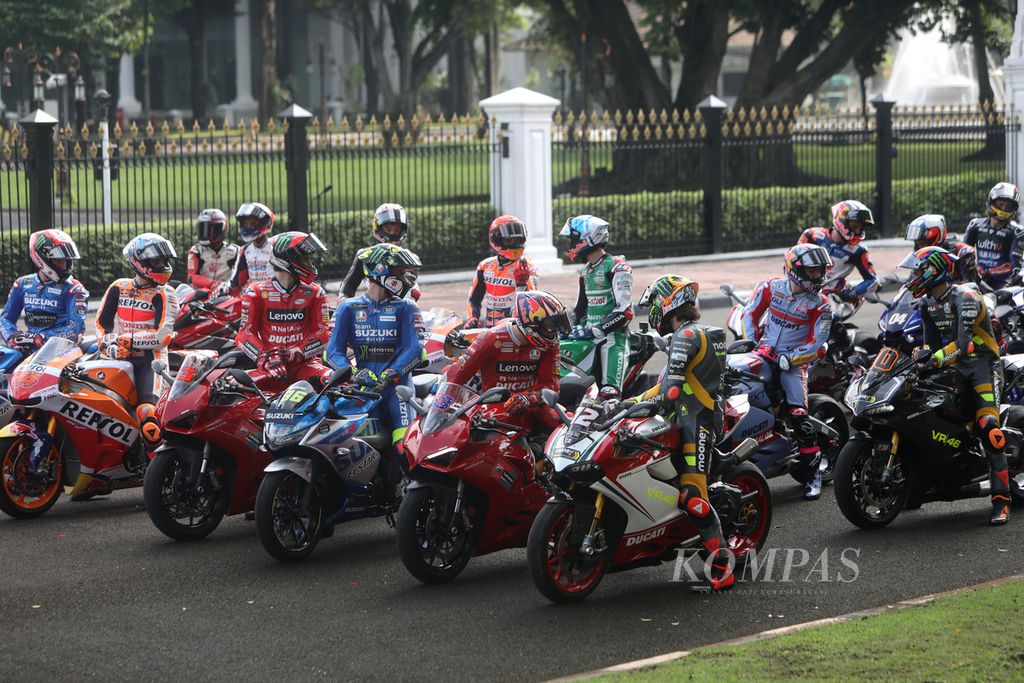 Para pembalap MotoGP bersiap mengikuti parade pembalap di depan Istana Merdeka, Jakarta, Rabu (16/3/2022). Parade tersebut digelar untuk menyambut gelaran MotoGP yang akan digelar di Sirkuit Internasional Jalan Raya Pertamina Mandalika, Lombok, 18-20 Maret 2022. 