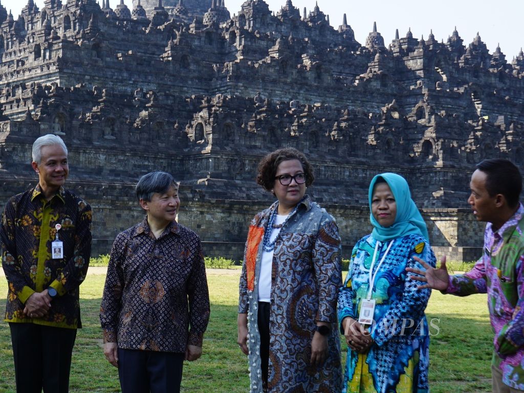 Kaisar Jepang Naruhito menyimak penjelasan pemandu sewaktu berkunjung di Candi Borobudur, Kabupaten Magelang, Jawa Tengah, Kamis (22/6/2023).
