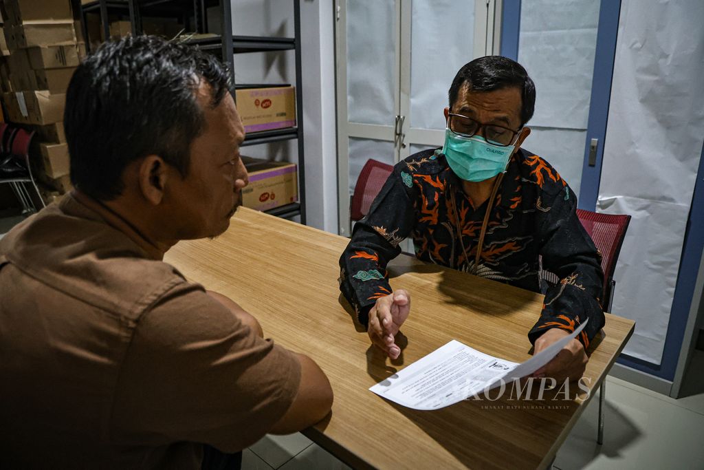 Warga berkonsultasi dengan psikolog setelah menjalani tes <i>heart rate variability</i> (HRV) di RSUD Tamansari, Jakarta Barat, Selasa (20/2/2024). 