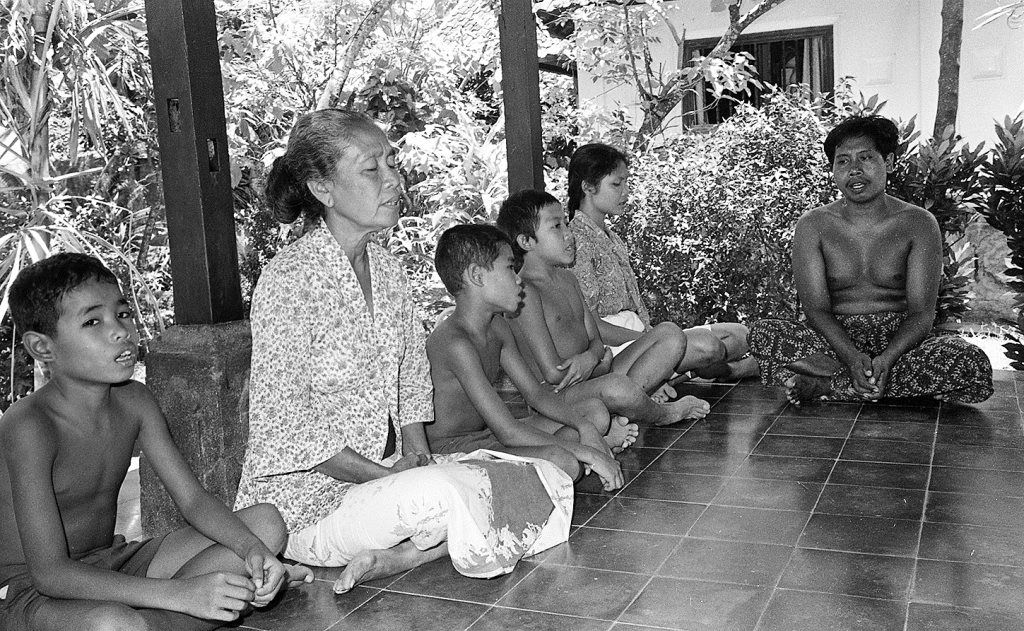 Hari Selasa paing, tanggal pisan, 31 Maret 1987, Caka 1909 umat Hindu di seluruh Indonesia merayakan hari Raya Nyepi. Umat Hindu tinggal di rumah bahkan menghindari menanak nasi. 