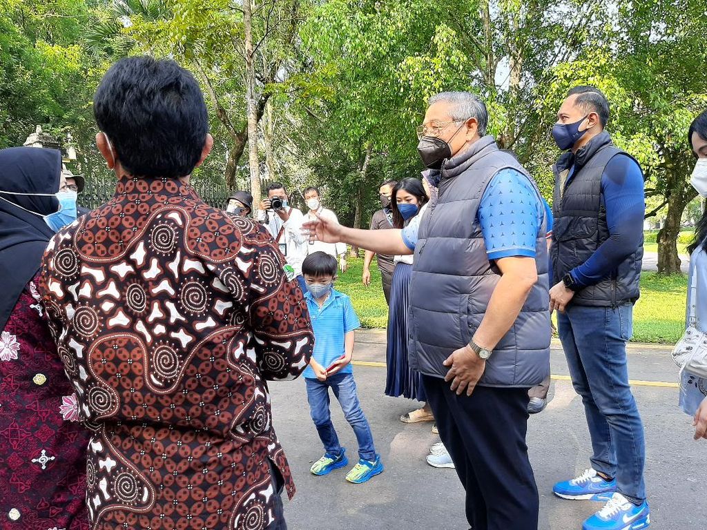 Susilo Bambang Yudhoyono bersama putranya, Agus Harimurti Yudhoyono, menyapa petugas di pintu masuk Candi Borobudur, Rabu (30/3/2022).