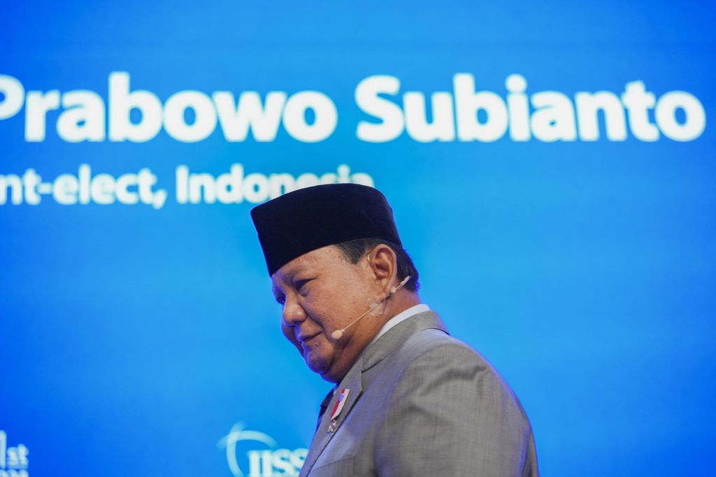 Menteri Pertahanan Prabowo Subianto, yang juga presiden RI terpilih, berjalan menuju podium untuk berbicara di Dialog Shangri-La di Singapura, Sabtu (1/6/2024). 