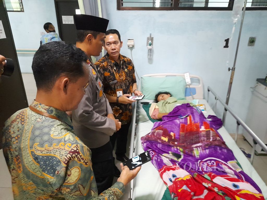 Kepala Kepolisian Resor Malang Ajun Komisaris Besar Putu Kholis Aryana (tengah) sedang menjenguk Lilik (15), salah satu korban tragedi Kanjuruhan yang baru saja menjalani operasi akibat patah tulang lengan kanan di RSUD Kanjuruhan, Malang, Jawa Timur, Jumat (6/1/2023).