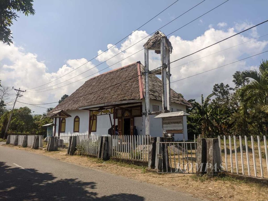 Gereja Imanuel yang masih berdiri kokoh meski tidak lagi digunakan di Kaitetu, Maluku Tengah, Maluku, Kamis (16/11/2023).