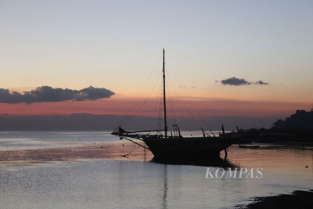 Kapal nelayan berlabuh di pesisir Kampung Balauring, Kabupaten Lembata, Nusa Tenggara Timur, Selasa (18/6/2024)