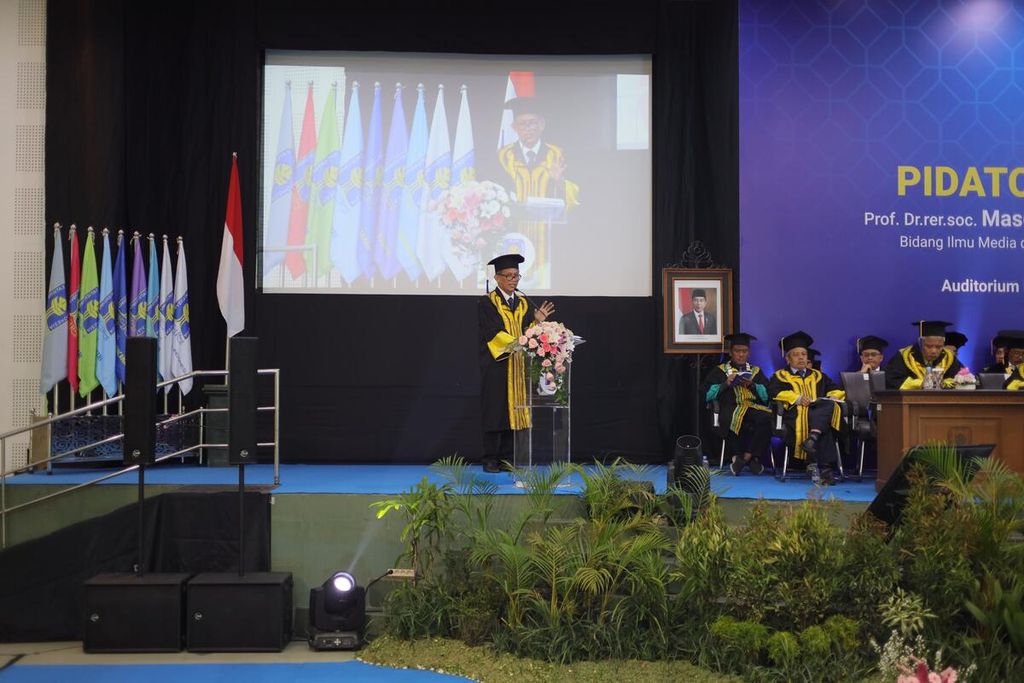 Masduki saat membawakan pidato pengukuhannya sebagai profesor di Auditorium Kampus Terpadu Universitas Islam Indonesia (UII), Kabupaten Sleman, DI Yogyakarta, Selasa (25/6/2024).