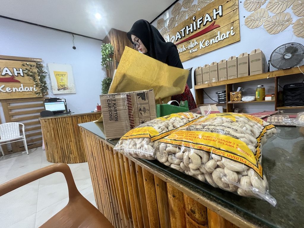Pegawai toko oleh-oleh mengemas pesanan mete pelanggan di Kendari, Sulawesi Tenggara, Kamis (4/4/2024). Mete menjadi primadona penganan di masa Lebaran.