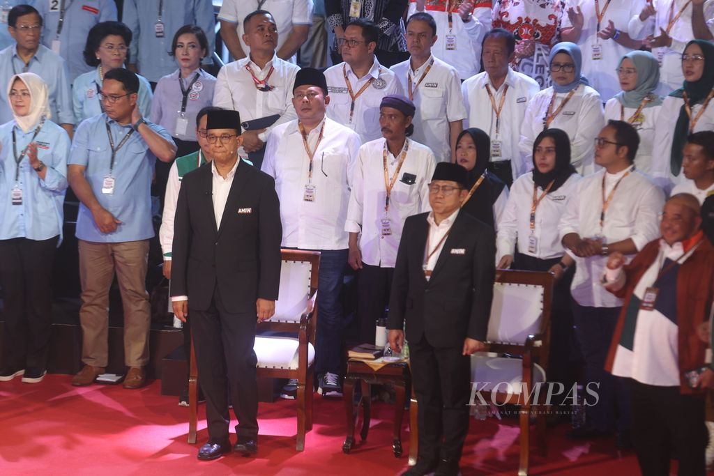 Pasangan calon presiden-calon wakil presiden nomor urut satu, Anies Baswedan-Muhaimin Iskandar, mengikuti debat yang diselenggarakan Komisi Pemilihan Umum (KPU) di Kantor KPU, Jakarta, Selasa (12/12/2023). 