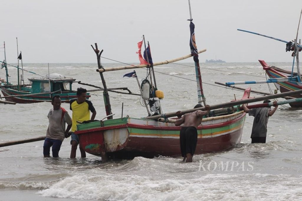 Beberapa nelayan di Pantai Malabero, Bengkulu, mendorong perahu ke tengah laut, bersiap untuk berlayar, beberapa waktu lalu.
