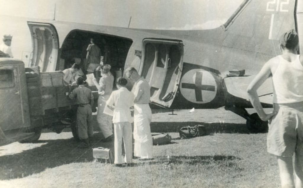 Bantuan obat-obatan dari Mesir untuk Palang Merah Indonesia (PMI) tiba dengan pesawat terbang di Maguwo, Yogyakarta pada tanggal 5 Maret 1948.