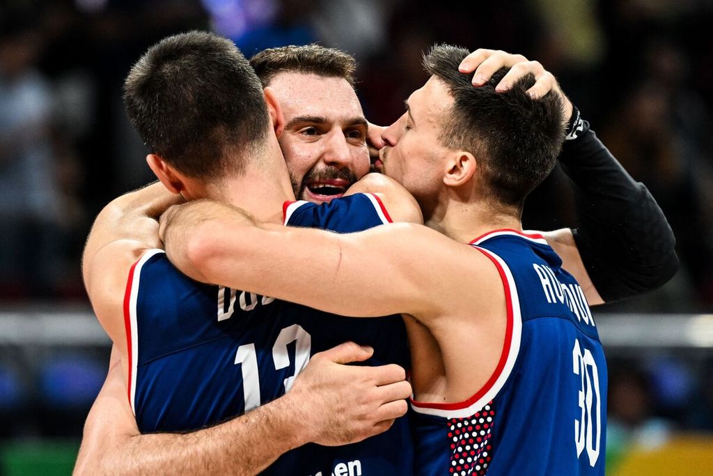 Tiga pemain Serbia, dari kiri ke kanan Ognjen Dobric, Nikola Milutinov, dan Aleksa Avramovic merayakan kemenangan atas Lituania, 87-68, pada laga perempat final Piala Dunia FIBA 2023 di Mall of Asia Arena, Manila, FIlipina, Selasa (5/9/2023). Serbia menjadi tim pertama yang lolos ke semifinal.