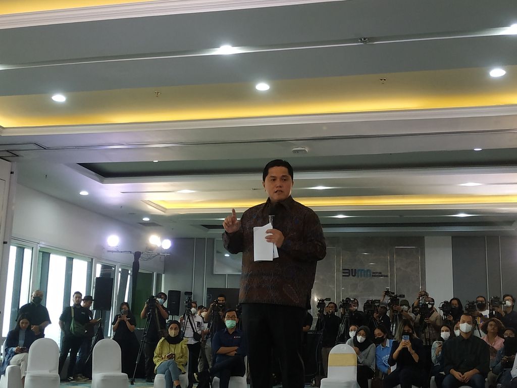 Menteri BUMN Erick Thohir dalam acara konferensi pers Kinerja 2022 dan Rencana Program BUMN 2023 bertajuk BUMN 2023 Tumbuh dan Kuat untuk Indonesia di Kementerian BUMN, Jakarta, Senin (2/1/2023).