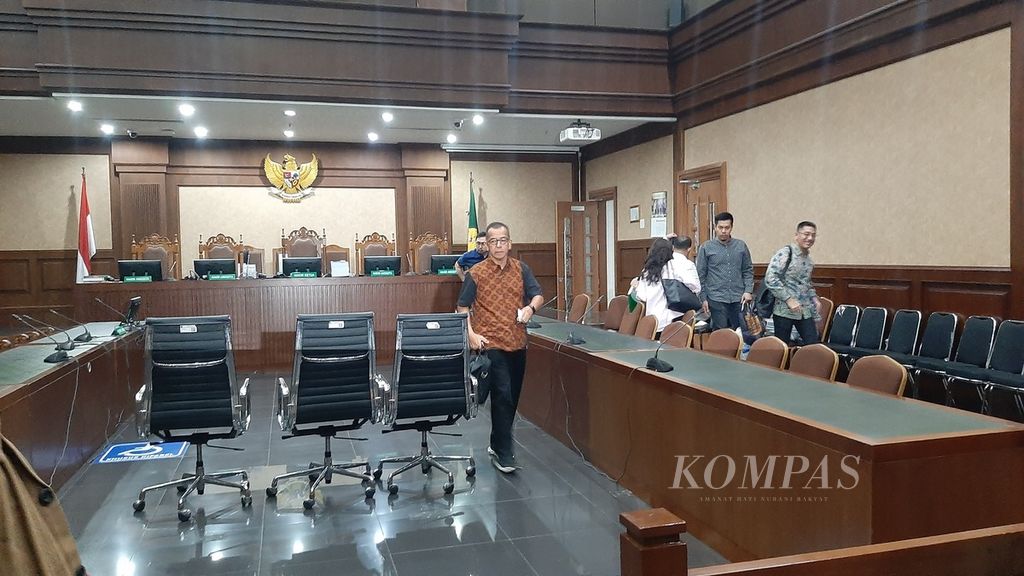 Bekas Direktur Utama Garuda Indonesia Emirsyah Satar meninggalkan ruang sidang. Emirsyah Satar membacakan nota pembelaannya di Pengadilan Tindak Pidana Korupsi Jakarta, Rabu (17/7/2024).