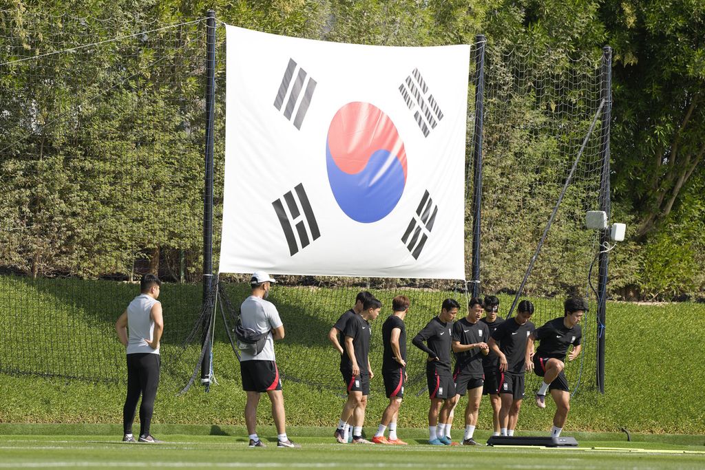 Para pemain Korea Selatan melakukan pemanasan sebelum latihan di Al Egla Training Site 5, Doha, Minggu (27/11/2022). Korea Selatan akan menghadapi Ghana dalam pertandingan Grup H Piala Dunia Qatar, Senin (28/11/2022). 