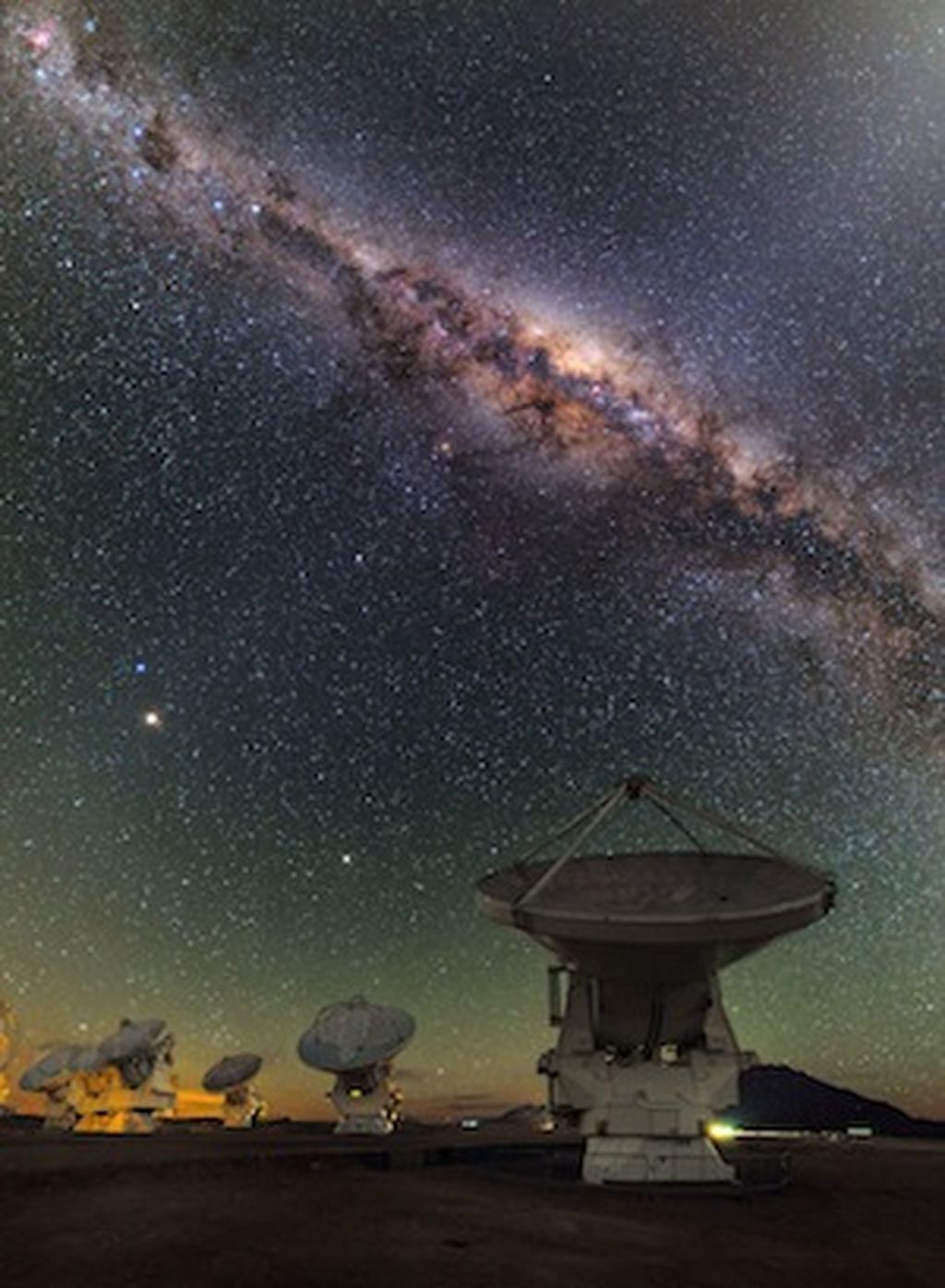 Citra inti galaksi Bimasakti yang dipotret di atas antena teleskop radio di kawasan Atacama Large Millimeter/submillimeter Array (ALMA), Chile. 