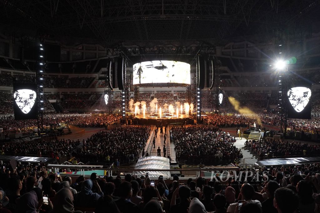 L'apparition de la pop star britannique Edward Christopher Sheeran alias Ed Sheeran, lors d'un concert au Jakarta International Stadium (JIS), Jakarta, samedi soir (2/3/2024).  Pendant près de deux heures, Ed Sheeran a diverti le public avec 26 titres de chansons issus d'albums sortis depuis 2011. Ce concert fait partie de la tournée mondiale d'Ed Sheeran intitulée Mathematics Tour, qui se déroule depuis 2023.