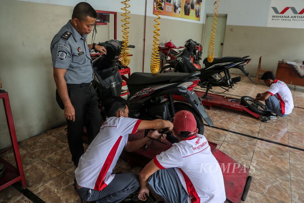 Guru memperhatikan anak-anak binaan saat mengikuti praktik membenarkan motor di Lembaga Pembinaan Khusus Anak (LPKA) Kelas I Tangerang, Banten, Rabu (23/8/2023). 