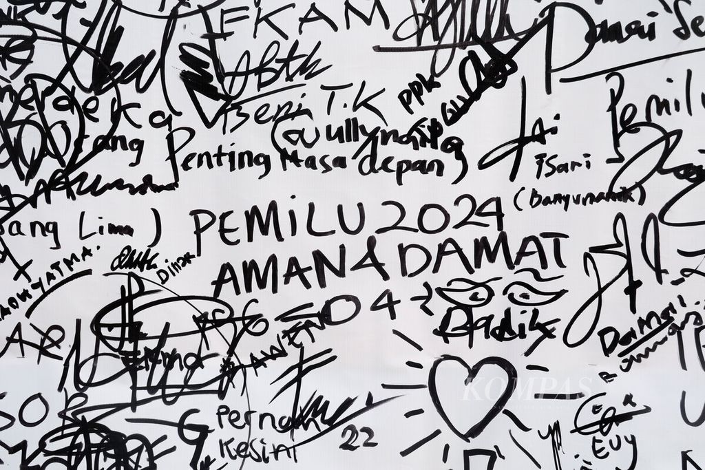 Harapan pemilu damai yang dituliskan warga pada sebuah papan saat penyelenggaraan Jambore Kebangsaan di Lapangan Pancasila, Kota Semarang, Jawa Tengah, Minggu (3/9/2023).