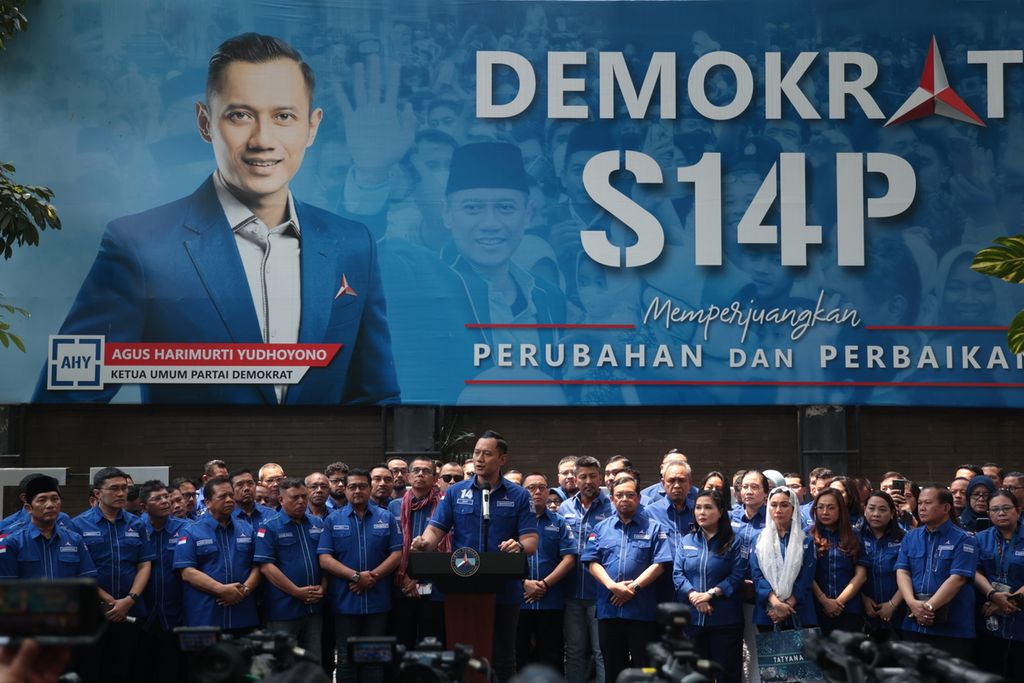 Ketua Umum Partai Demokrat Agus Harimurti Yudhoyono memberikan keterangan pers usai memimpin rapat yang dihadiri semua pengurus Dewan Pimpinan Pusat Partai Demokrat di Jakarta, Senin (4/9/2023). 