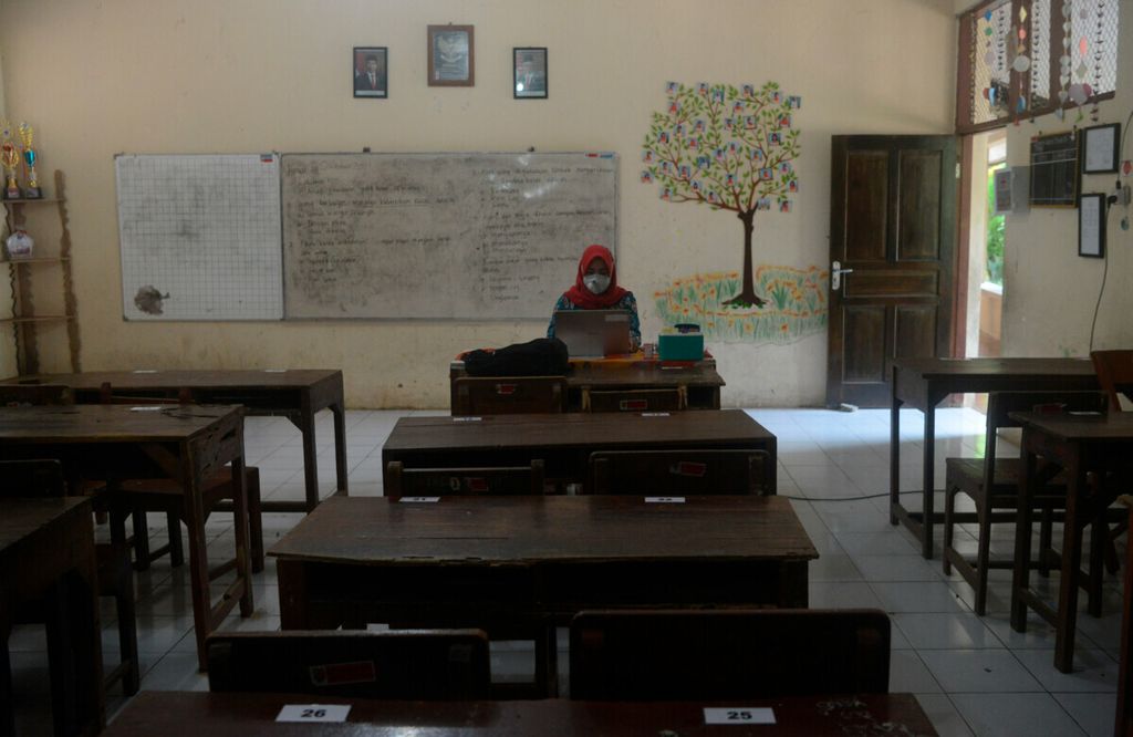 Guru yang kembali mengajar secara daring bagi seluruh siswanya di SD Srondol Wetan 4, Kota Semarang, Jawa Tengah, Kamis (4/11/2021). 